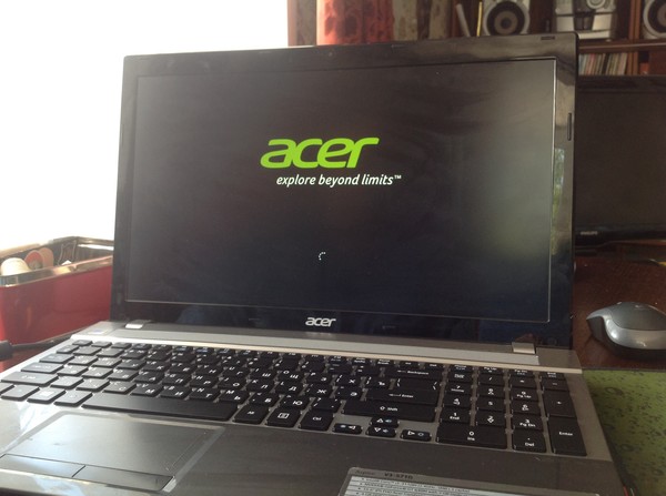 Асер черный экран. Ноутбук Асер чёрный экран. Экран для ноутбука Acer. Ноутбук Acer включается. Включение ноутбука Acer.