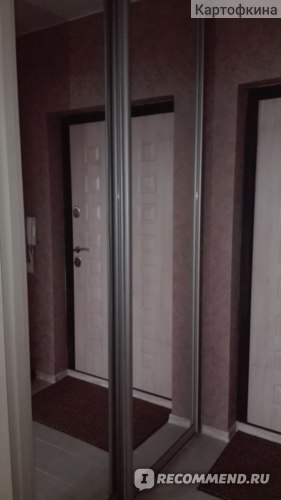 Зеркальные двери, закрывающие гардероб