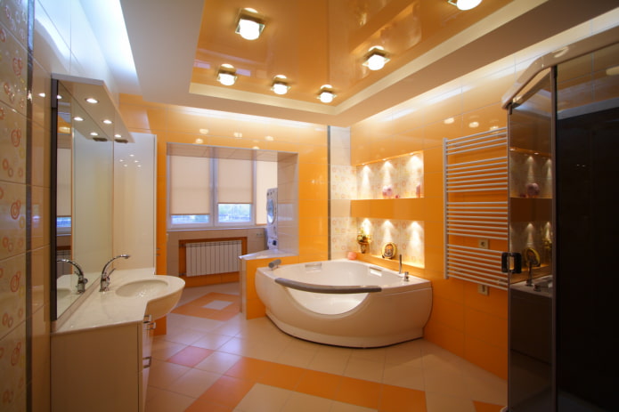 оранжевый потолок в интерьере ванной
