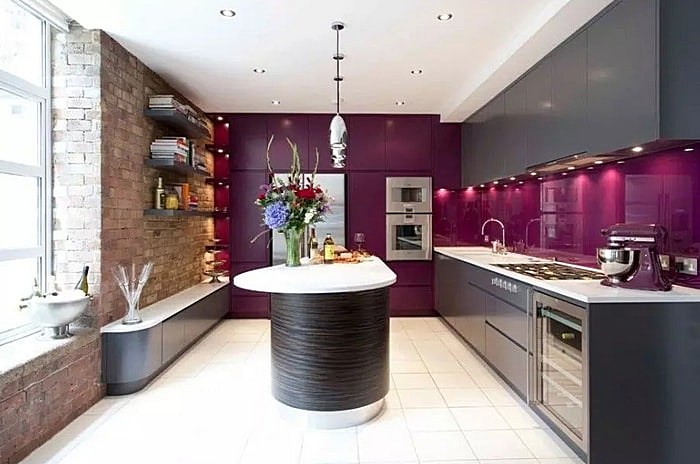Фиолетовый фартук в современной кухне