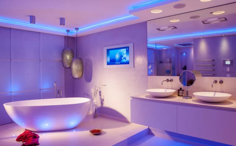 Голубой свет от встроенных светильников в ванной комнате