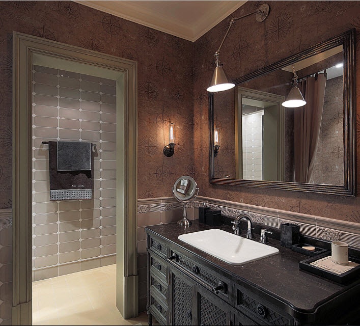 Светильник на регулируемом кронштейне над зеркалом в ванной