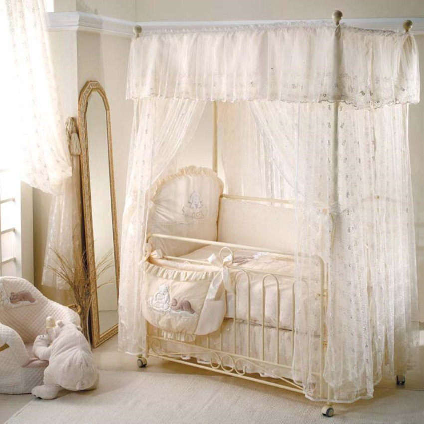 Королевский балдахин над кроваткой младенца