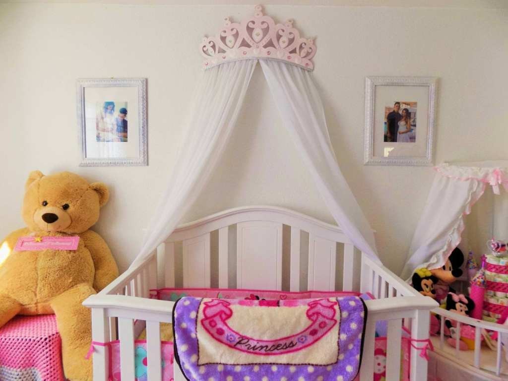 Детская кроватка с балдахином на стене