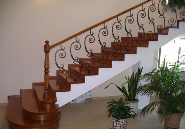 Продумывая дизайн лестницы, важно также учитывать и ширину ступеней, которая должна быть комфортной для всех членов семьи