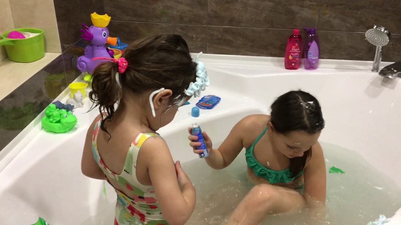 После школы в ванной. Купается в ванной. Девочки в ванне. Развлечение в ванной для детей. Маленькие девчонки в ванной.