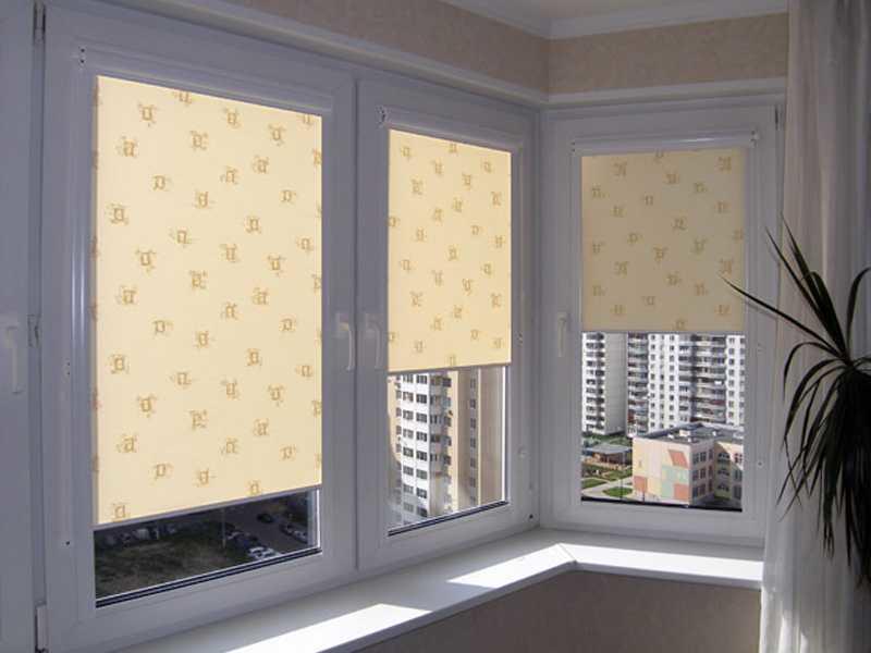 Перед тем, как вешать шторы, следует приложить их к окну и сравнить параметры гардин и оконного проема
