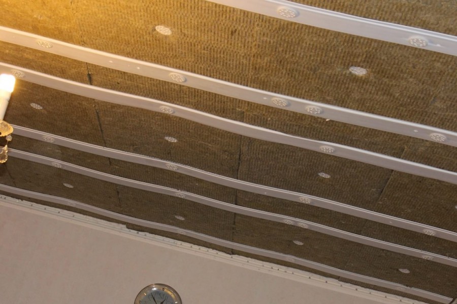 Звукоизоляция от соседей сверху. Шумоизоляция потолка. Шумоизоляция потолка в квартире под натяжной потолок. Шумоизоляция потолка в ванной. Монтаж звукоизоляции.