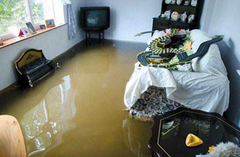 Холодильник после затопления. Затопило квартиру. Потоп в квартире. Квартира после наводнения. Квартиру затопило водой.
