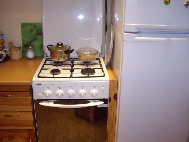Холодильник на маленькой кухне