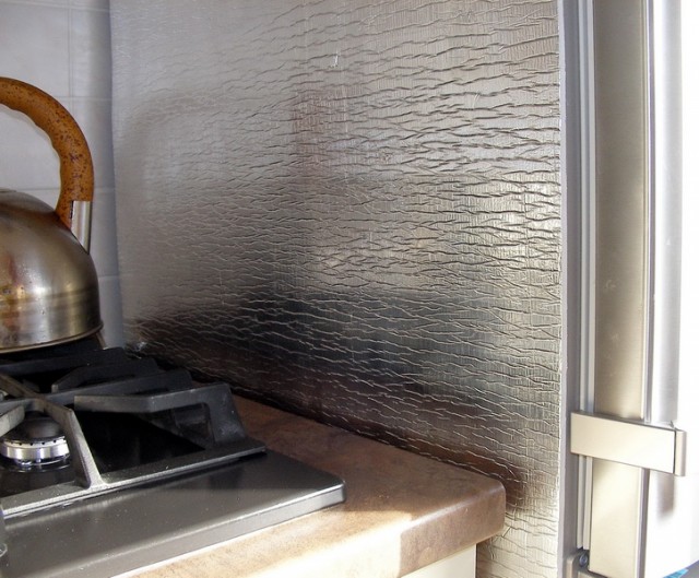 защитный экран между холодильником и плитой
