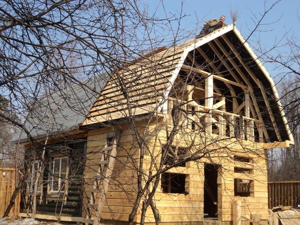 Достройка реконструкция. Крыши старых деревянных домов. Реконструкция старого дома с мансардой. Реконструкция крыши деревянного дома. Деревянный дом с ломаной крышей.