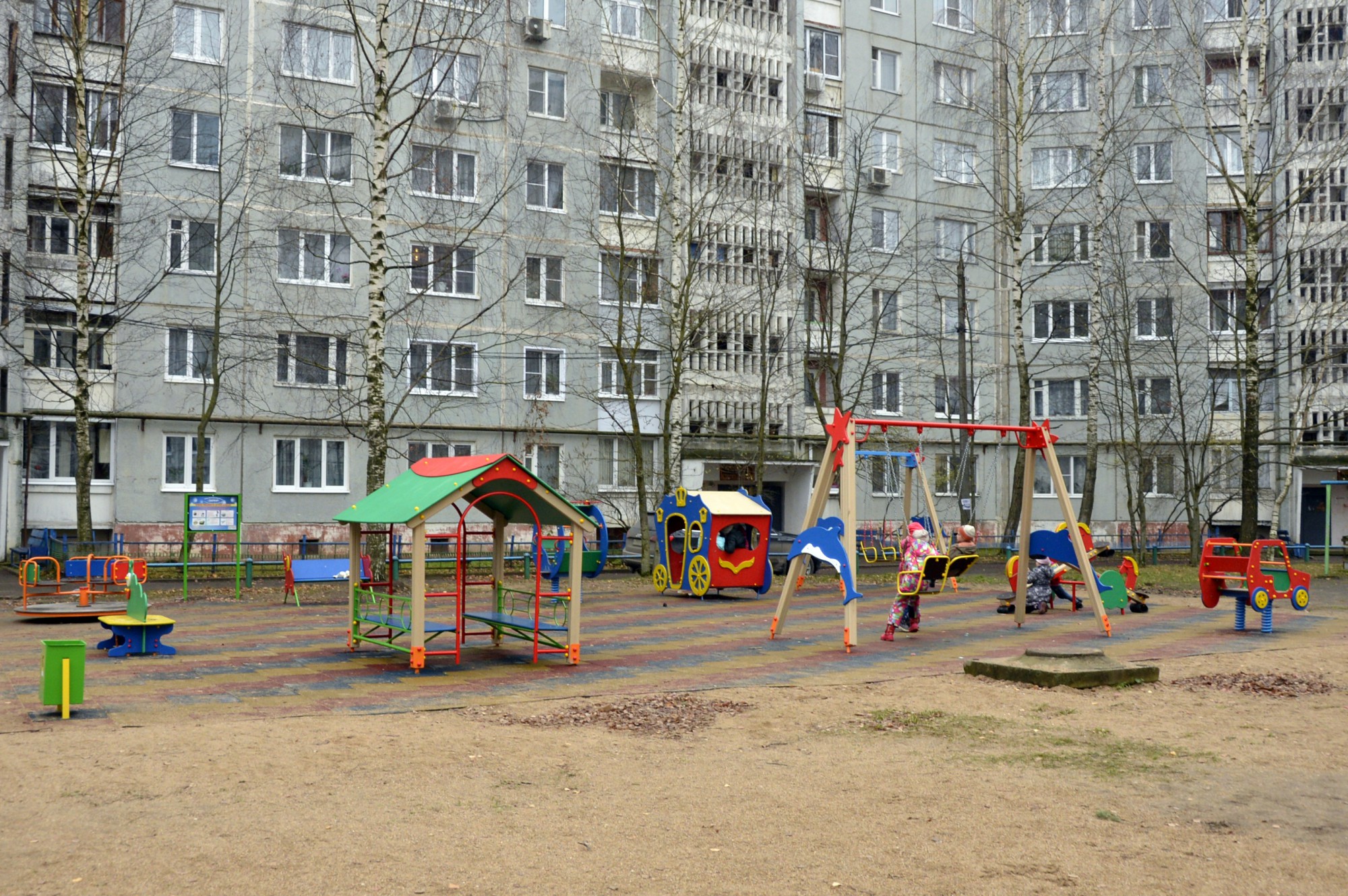 Детская улица москва. Пражская 13 детская площадка. Детская площадка хрущевка. Детская площадка обычная. Двор хрущевки с детской площадкой.