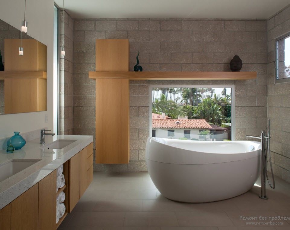 камень и светлое дерево в качестве отделки красивого интерьера ванной комнаты