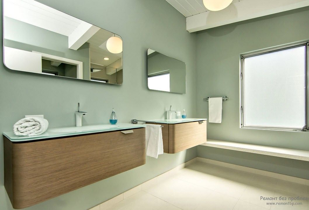 Два больших прямоугольныз зеркала в интерьере ванной комнаты