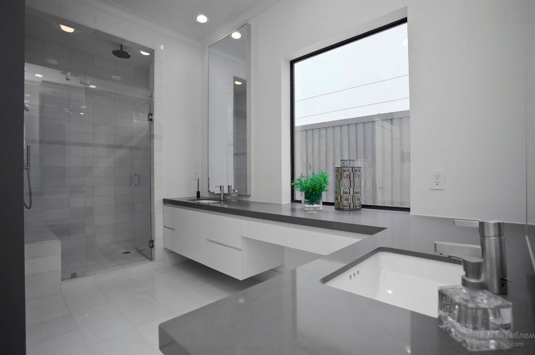 Серо-белый интерьере ванной комнаты с одним ярким акцентом в виде цветка