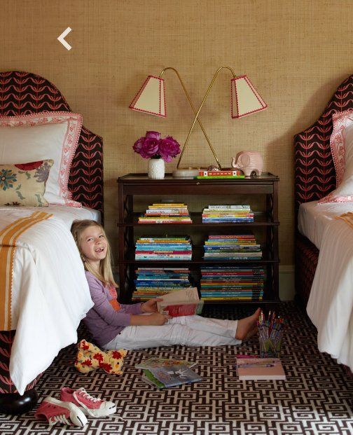Детская комната для девочек с одной тумбой на двоих 