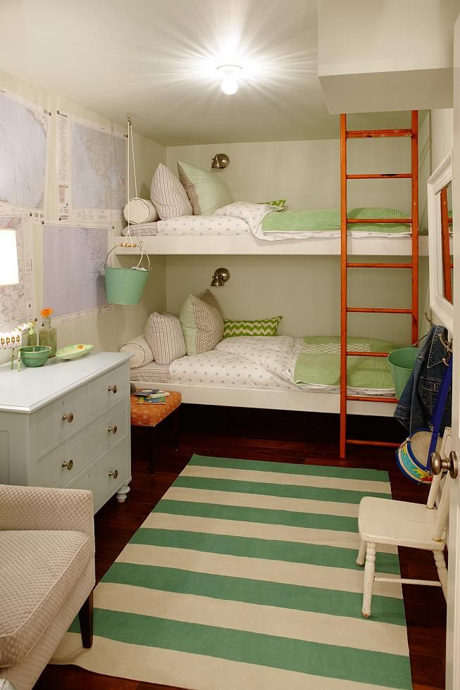 Узкая, детская комната для девочек с двухъярусной кроватью